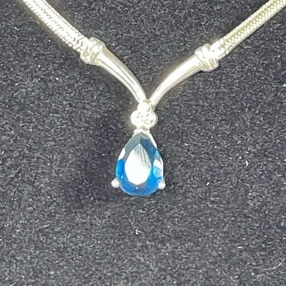 Signed Avon 2003 Faceted Pear Shaped Faux Glass Sapphire Silver Tone Necklace - Picture 2 of 16